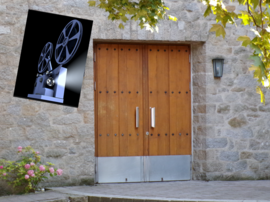 Banner Film am Kirchenportal der Erlöserkirche