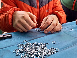 Banner Archäologie-Club für Kinder: Schmuck und Beutel aus Kettenringen