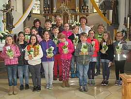 Banner Buchsübergabe an Kommunionkinder