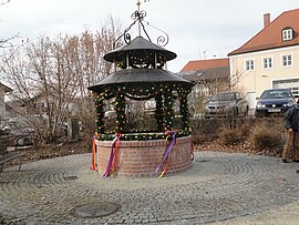 Banner Girlanden binden für Osterbrunnen