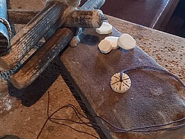 Banner Archäologie-Club "Knochen und Speckstein Schleifen" für Kinder ab 8 Jahren