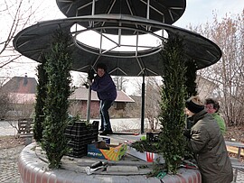 Banner Osterbrunnen aufbauen