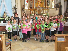 Banner Buchsübergabe an Kommunionkinder